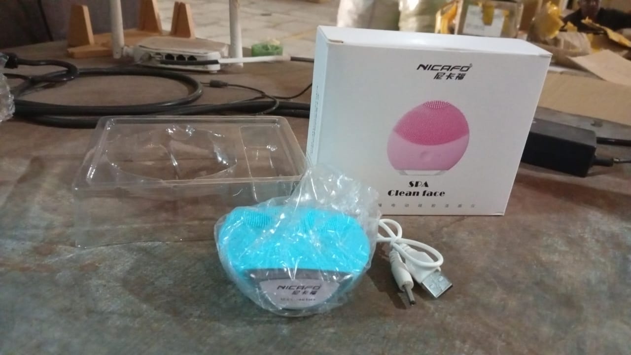 Silicone USB Facial Cleansing Brush and Face Massager (1 Pc) Silicone USB Facial Cleansing Brush and Face Massager (1 Pc)